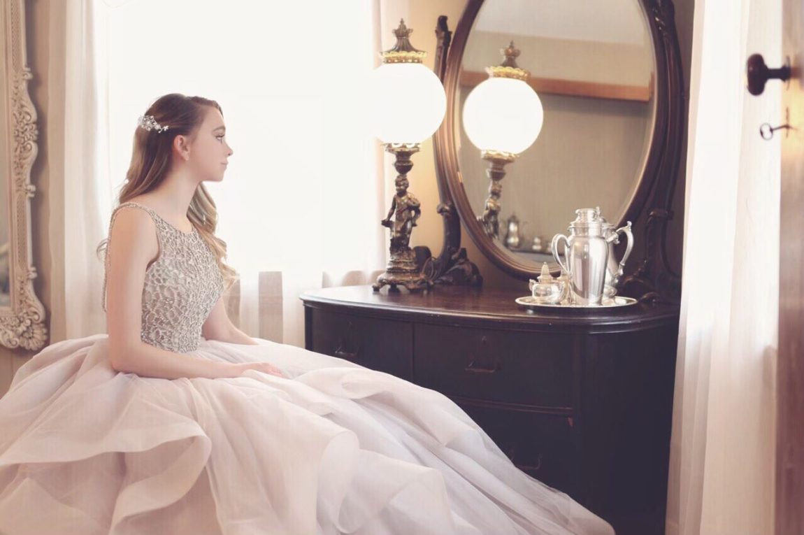 スワロフスキーを使ったブライダル ヘアアクセサリーを鏡の前で着用している花嫁