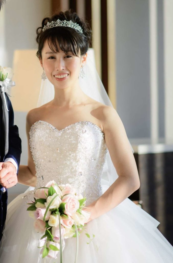 花嫁 髪型 王道のティアラ アップスタイル ウェディングドレス着用