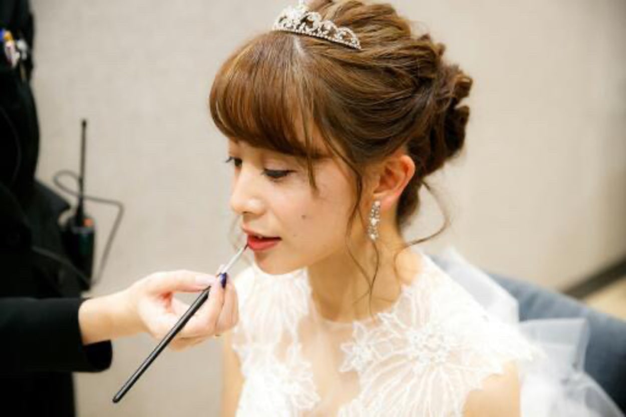花嫁 髪型 王道 ティアラ アップスタイル ウェディングドレス着用