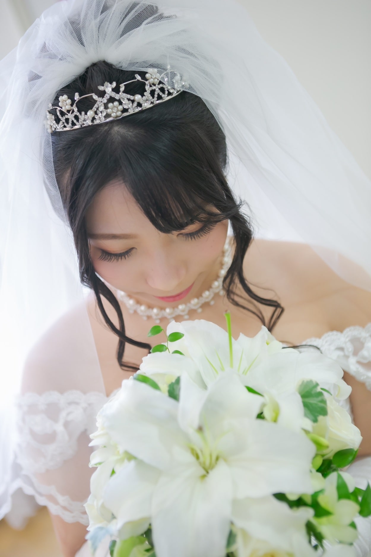 花嫁 髪型 王道 ティアラ アップスタイル ウェディングドレス着用