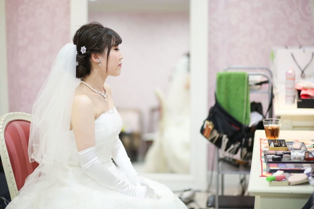 花嫁 髪型 ヘアアクセサリー アップスタイル ウェディングドレス着用