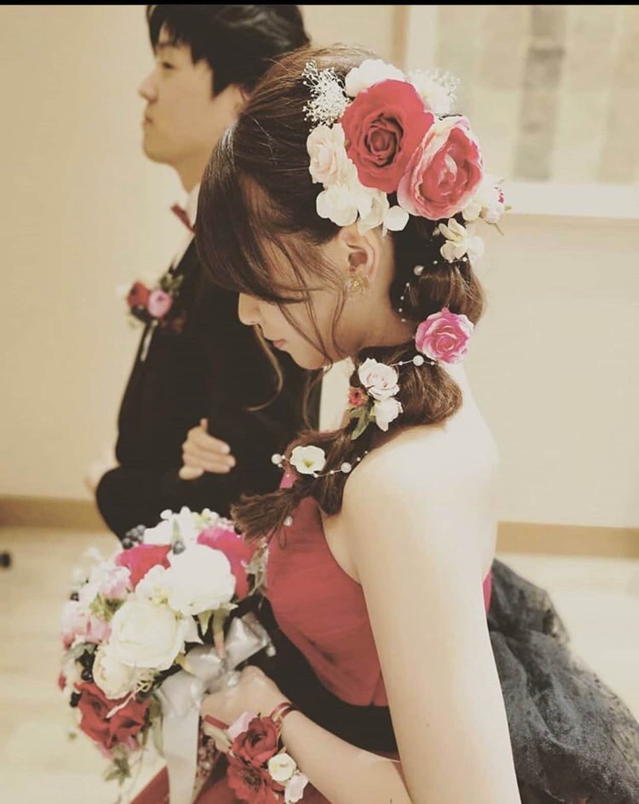 花嫁 髪型 お花 ハーフアップスタイル カラードレス着用