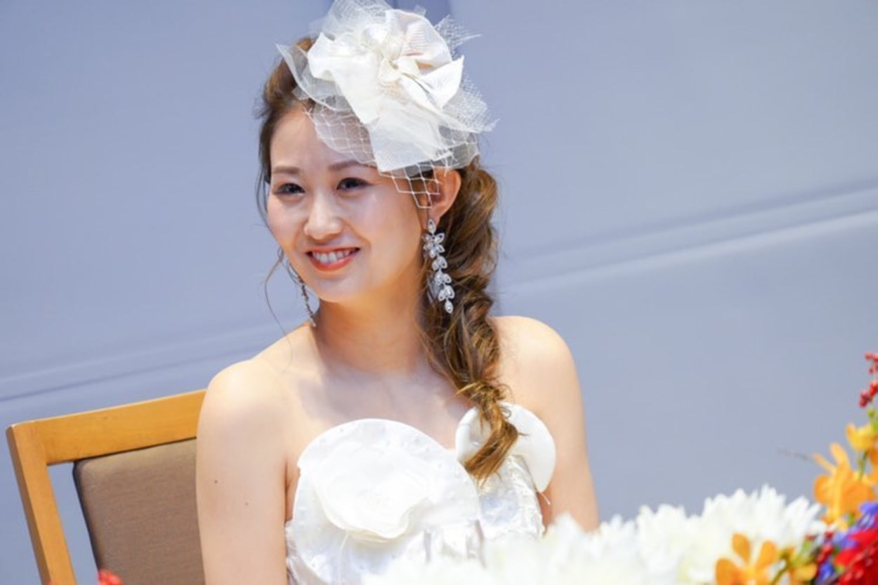 花嫁 髪型 アップスタイルにヘア アクセサリー ウェディングドレス着用