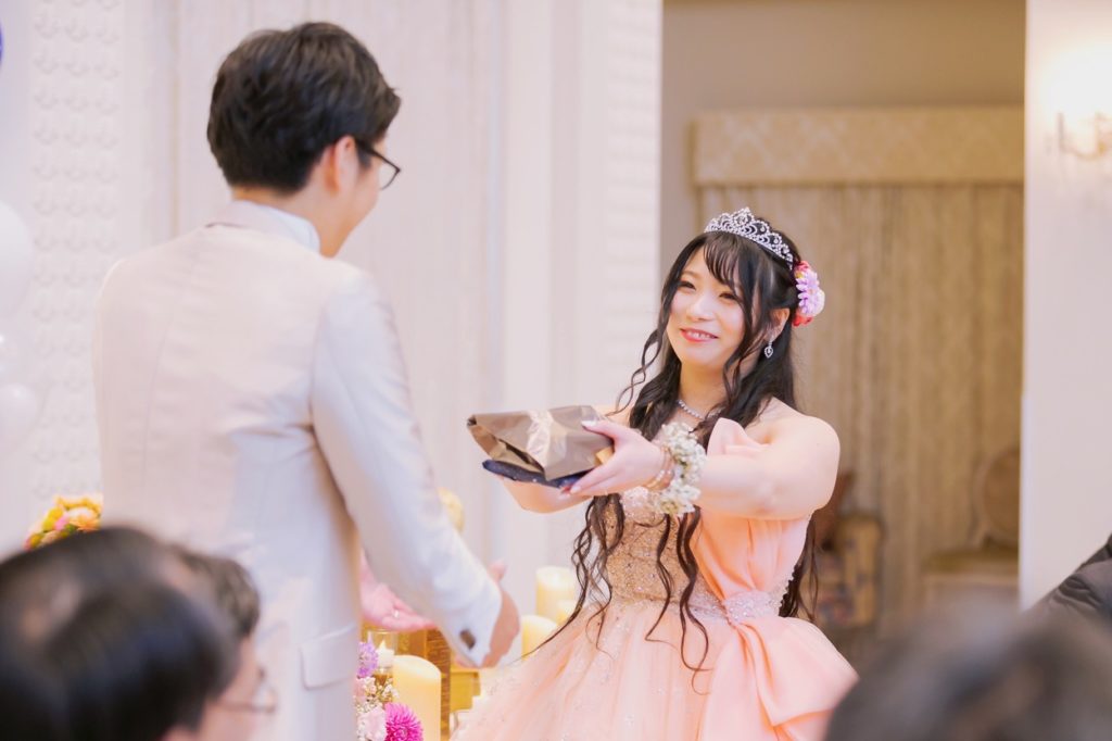 花嫁 髪型 ダウンスタイルにティアラの王道スタイル カラードレス着用