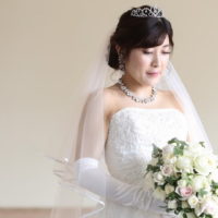 花嫁の髪型に王道のティアラを着用。結婚式前