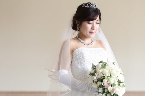 花嫁の髪型に王道のティアラを着用。結婚式前