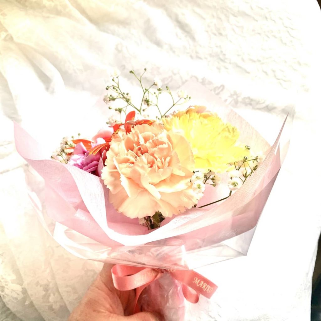 年の母の日は郵送で決まり 送料無料 花束とアクセサリーの母の日限定セットを紹介します ブライダルアクセサリー マリコ 1986年創業の百貨店ブランド