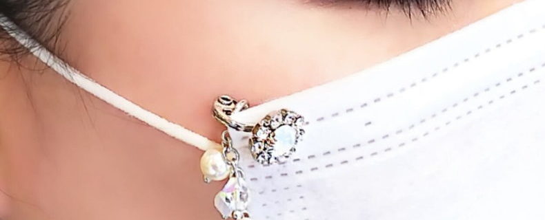 マスク アクセサリー スワロフスキー使用 マスクピアス かわいいお花デザイン マスクチャーム付き 着用画像