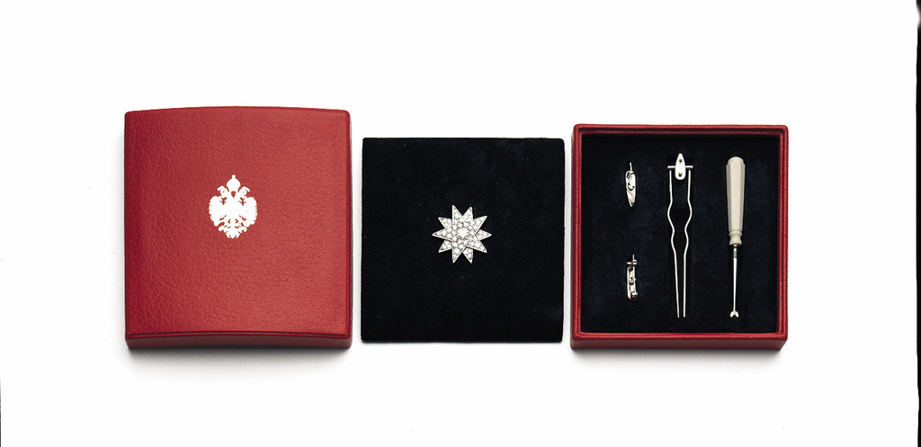 エリザベートの髪飾り「シシィの星」を配したケッヒャートのティアラ。ハプスブルク家宮廷様式の正統デザインアクセサリーセット