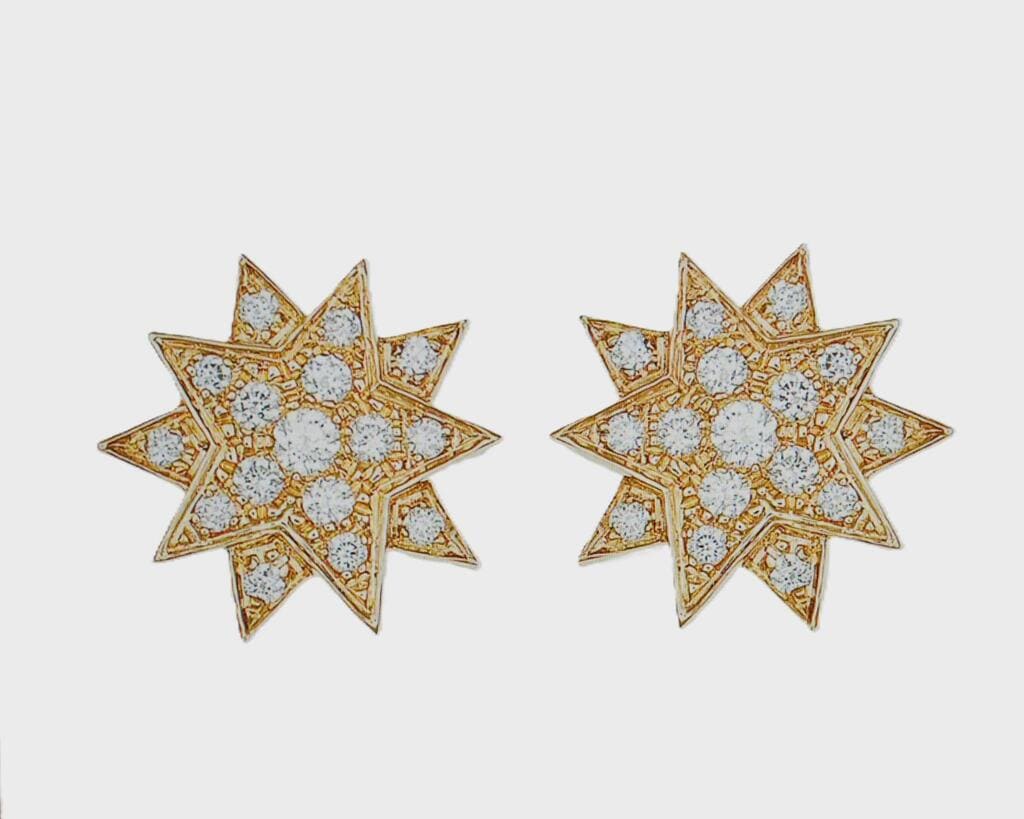 ゴールドの星形ピアスのペア。エリザベートの髪飾り『シシィの星』をモチーフにしたジュエリー